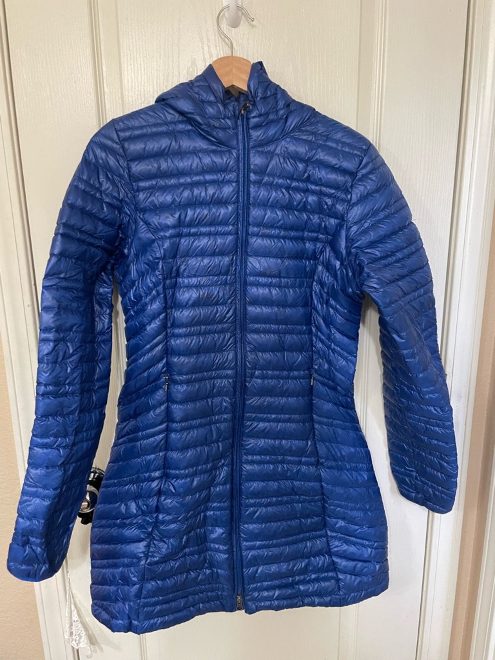 Lightweight Women's Blue Down Puffer Jacket with Hood